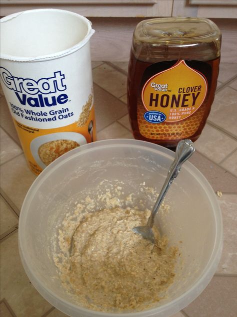 Oatmeal facial mask.  -1/4 water -As much (finely grounded) plain oatmeal until it makes the water gooey -2 tsp honey -Apply to the face for 15-20 minutes Oatmeal whisks away dead cells, irritation, and redness, leaving a soft, moist glow behind. Honey helps with acne, it removes bacteria that keeps on your face daily Oatmeal Facial Mask, Oats Face Mask, Oatmeal Face Mask, Oatmeal Mask, High Glycemic Foods, Pore Mask, Face Mask Aesthetic, Diy Acne, Honey Mask