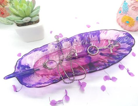 Beautiful Handmade Resin Feather Jewelery Trinket Tray https://groovygirlbynikki.etsy.com/listing/1745726272 Rings Rocks, Rocks Crystals, Trinket Jewelry, Jewelry Holders, Ring Tray, Teen Jewelry, Feather Decor, Rolling Tray, Bedroom Vanity