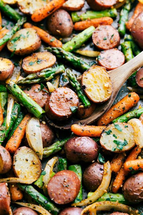 Roasted Garlic Potatoes, Asparagus Carrots, Potatoes Asparagus, Garlic Roasted Potatoes, Garlic Potatoes, Pan Meals, Pan Recipes, Asparagus Recipe, Sheet Pan Recipes