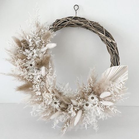 Christmas Pampas Wreath, Pampas Grass Christmas Wreath, Dry Flowers Arrangements Ideas, Christmas Dried Flower Wreath, Dried Floral Christmas Wreath, Dried Floral And Feather Wreaths, Natural Bouquet, Grass Wreath, Dried Flower Wreaths