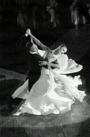 The Beautiful Waltz with a friend who I was just thinking about.. 🌺 Modern Dans, Ballroom Dance Photography, Dancing Ballroom, Powerful Photos, Ballroom Dancer, Photo Noir, Dance Like No One Is Watching, Ginger Rogers, Dance Movement