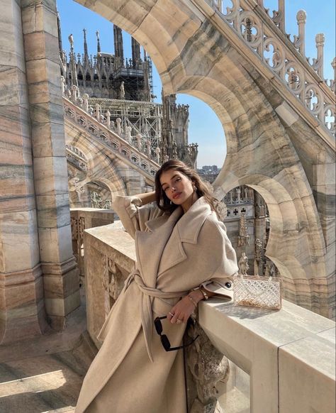 Outfit Ideas Milan, Winter Outfits Milan, Milan Trip Outfit, Milan Duomo Photo Ideas, Milan Italy Fashion Winter, Milan Duomo Aesthetic, Winter Milan Outfit, Milan Duomo Pictures, Milano Winter Outfits