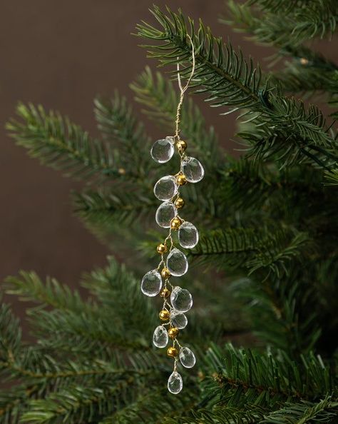 Christmas Tree Ornaments Aesthetic, Christal Christmas Tree, Pearl Christmas Decorations, Bauble Garland, Christmas Garland Ideas, Elegant Christmas Ornaments, Making Christmas Ornaments, Antique Christmas Decorations, Jul Diy