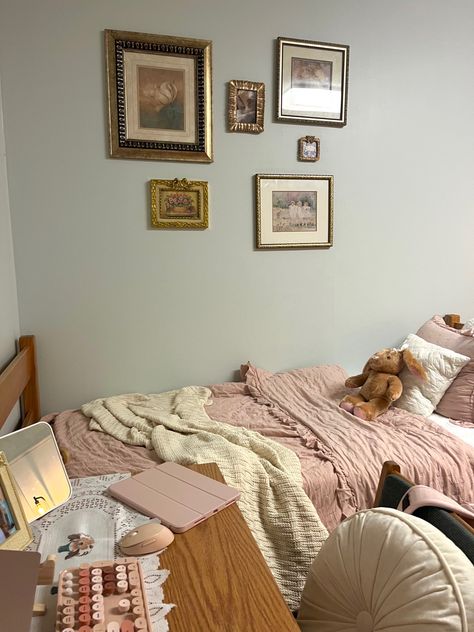 Coquette Dorm Room Ideas, Dorm Room Ideas Coquette, Feminine Dorm Room Ideas, Coquette Dorm Room Aesthetic, Antique Dorm Room, Old Money Dorm Room, Dorm Room Coquette, Aesthetic Dorm Rooms, College Room Aesthetic