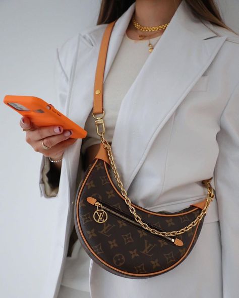 THREADS on Instagram: “Texting our besties to tell them we bought another new bag. 👀 Want to get your hands on the LV Loop? We know you do! DM us or click the…” Louis Vuitton Loop Bag Outfit, Lv Loop Bag, Lv Loop Bag Outfit, Lv Bag Outfit, Louis Vuitton Loop Bag, Tas Louis Vuitton, Trend Bags, Tas Lv, Louis Bag