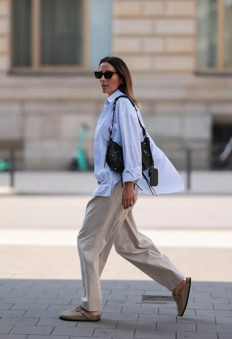 Birkenstock Street Style, How To Wear Birkenstock Clogs, Boston Clogs Outfit, Black Birkenstocks, Boston Birkenstock, Clog Outfit, Boston Outfits, Birkenstock Styles, Birkenstock Outfit