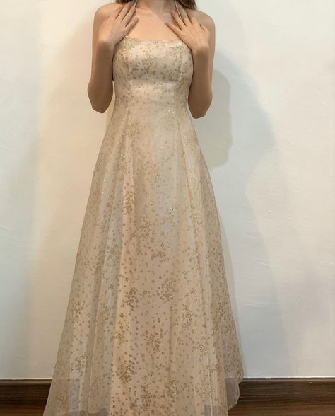 White 90s Prom Dress, Vintage Prom Dresses 60s, Formal Y2k Outfits, Creme Prom Dress, Prom Dresses Beige, Descendants Shifting, Beatrice Aesthetic, Timeless Prom Dress, Tan Prom Dress