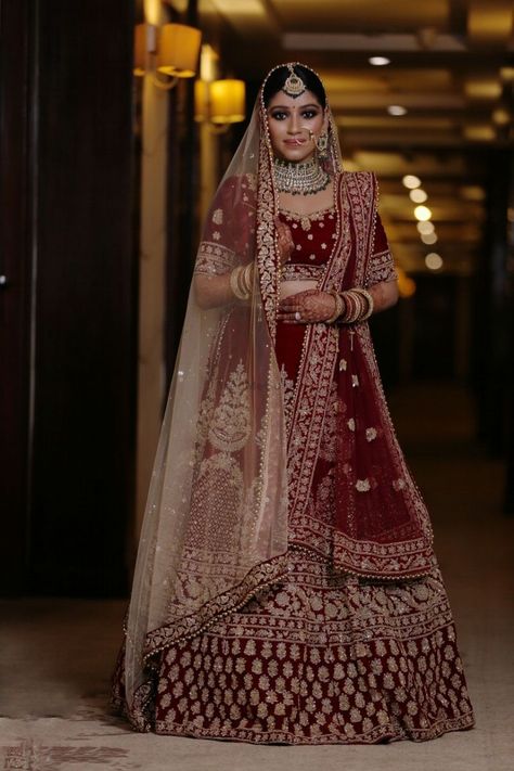 Dark Red Lehenga Bridal, Dark Red Wedding Lehenga, Dark Red Bridal Lehenga, Dark Red Lehenga, Grooms Photos, Maroon Bridal Lehenga, Lehenga Sarees, Beautiful Lehenga, Lehenga Jewellery