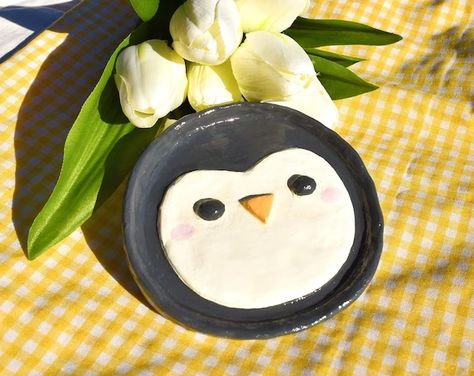 jemensistudio - Etsy Clay Ring Plate, Ceramic Penguin Pottery, Clay Ideas Plate, Clay Plate Painting Ideas, Clay Jewelry Tray, Ring Dish Clay, Penguin Ceramic, Clay Penguin, Jewellery Plate