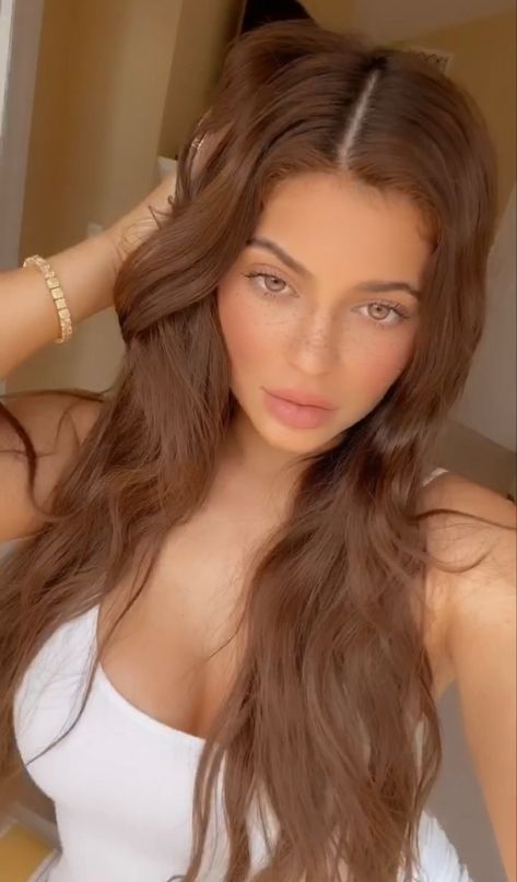 Kylie Jenner Daily, Kylie Jenner Hair Color, Reddish Brown Hair Color, Kylie Hair, Kylie Jenner Hair, Reddish Brown Hair, Estilo Kylie Jenner, Honey Brown Hair, Honey Hair