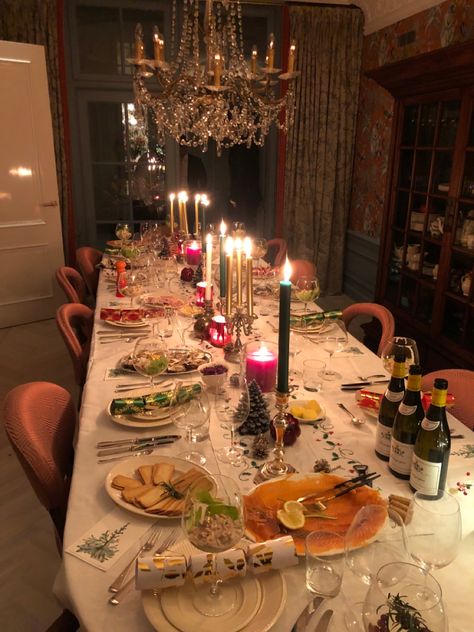 Dinner Party Aesthetic Winter, Christmas Eve Astethic, Family Christmas Dinner Aesthetic, Christmas Dinner Aesthetic Friends, Christmas Eve Dinner Aesthetic, Big Family Christmas Dinner Aesthetic, Fancy Dinner Table Aesthetic, Christmas Dinner Astethic, Christmas Diner Aesthetic