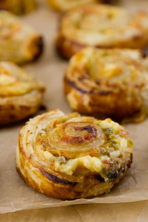 Puff Pastry Wheels, Puff Pastry Crackers, Savoury Pinwheels Puff Pastries, Puff Pastry Hors D’oeuvres, Cheese Pinwheels Appetizers, Breakfast Puff Pastry Recipes, Pepper Jelly Cream Cheese, Pinwheels Appetizers, Pastry Pinwheels