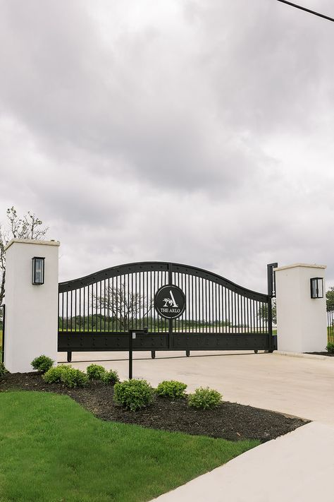 Modern Entry Gates Driveway, Huge Gates Entrance, Gate In Front Of House, House With Gate Entrance, Gated Houses Modern, Big Gates Entrance Modern, Rancho Gates With Last Name, Driveway Gate Ideas Modern, Farm Exterior Design