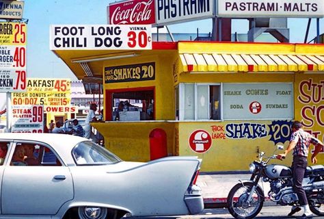 Pico and Lincoln Boulevard in Santa Monica back in 1966! Today this corner is a Starbucks. Denise Scott Brown, Visit Los Angeles, Scott Brown, Los Angeles Photography, Chili Dogs, California History, Architecture Books, Los Angles, Vintage Los Angeles