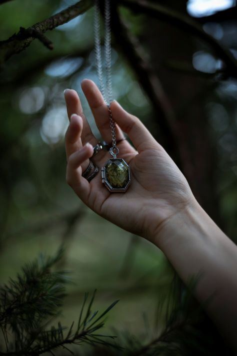 salazar slytherin's locket, slytherin, regulus black, regulus arcturus black, reggie black, marauders era, marauders, voldemort, horcrux, harry potter Regulus Black Wand, Salazar Slytherin Locket, Gaunt Aesthetic, Regulus Black Outfit, Harry Potter Locket, Horcrux Locket, Slytherin Locket, Hogwarts Shifting, Slytherin Vibes