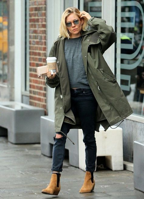 Sienna Miller Fall Outfits Warm Rainy Day Outfit, Rainy Outfit Ideas, Cold Rainy Day Outfit, Rainy Outfit, Rainy Day Outfit For School, Rainy Day Outfit For Work, College Outfits Comfy, Rainy Day Fashion, Cold Weather Outfit