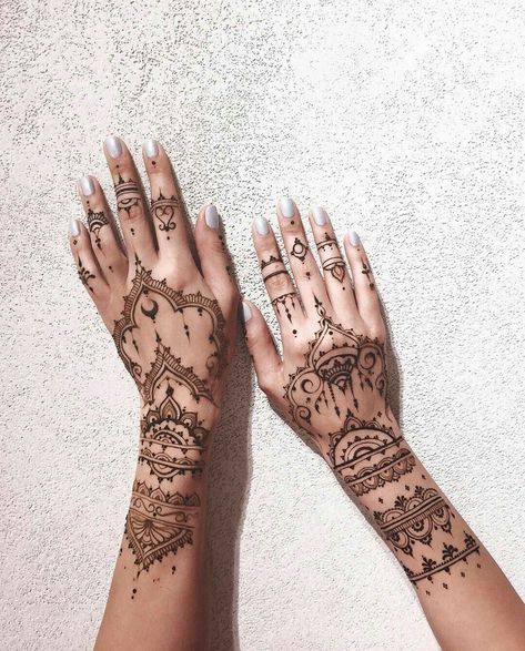 Traditional Henna Designs, Henne Tattoo, Unique Henna, Henna Style Tattoos, Jagua Henna, Henna Inspired Tattoos, Traditional Henna, Tato Henna, Hand And Finger Tattoos