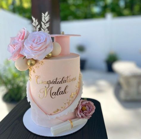 Graduation Pink Cake, Pink Graduation Cake Ideas, Prom Cakes Ideas, Pink Graduation Cakes, Grad Cake Ideas, Pink Grad Cake, Graduation Cakes Ideas, Simple Graduation Cakes, High School Graduation Cakes