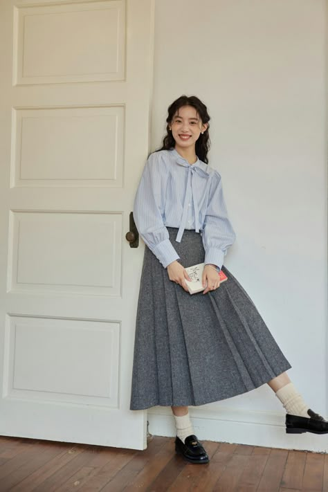 Server Uniforms Classy, Soft Office Outfit, Elegant Douyin Outfits, Japanese Modest Outfit, Japanese Office Outfit, Work Outfits Retail, Japanese Office Outfits Women, Korean Work Outfit, Academic Outfit