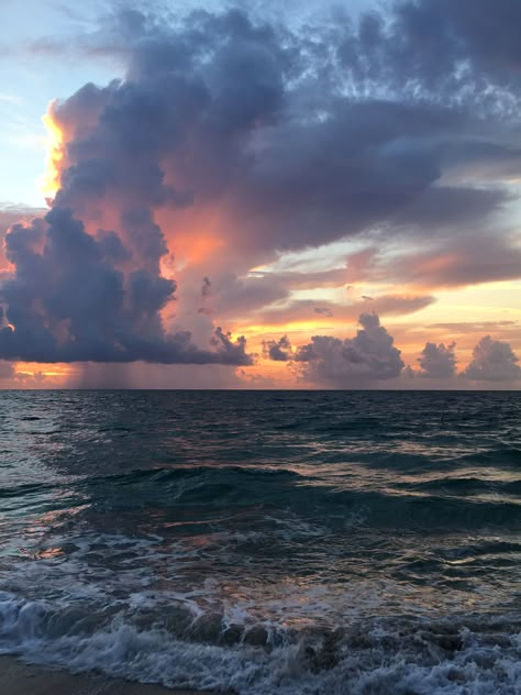 Pretty Ocean Pics, Ocean And Sky Aesthetic, Middle Of The Ocean Aesthetic, Calm Beach Sunset, Beach Clouds Aesthetic, Ocean Pictures, Sky Pictures, Look At The Sky, Pretty Landscapes