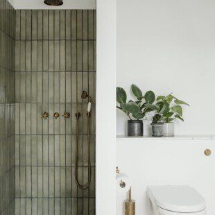 Metro Tiles Bathroom, Subway Tile Design, Green Subway Tile, Taupe Kitchen, Green Tile Bathroom, Subway Tiles Bathroom, Van Der Straeten, Tile Layout, Metro Tiles