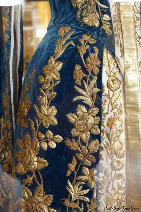 Royal Court Dress, Empress Alexandra Feodorovna, Empress Alexandra, Russian Royalty, Gold Work Embroidery, Alexandra Feodorovna, Court Dresses, Royal Clothing, Royal Court