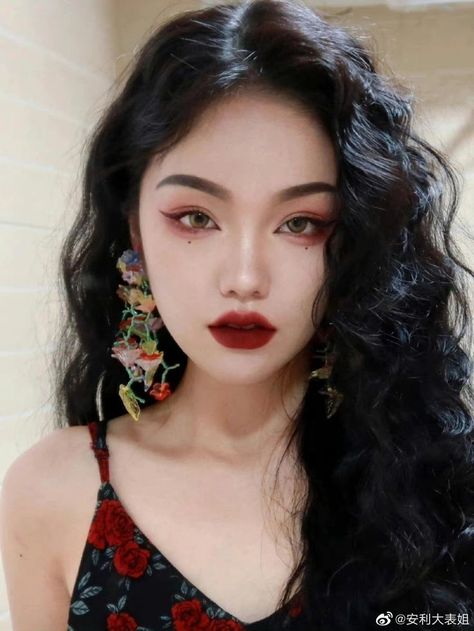 Red Makeup Monolid, Monolid Dark Eye Makeup, Chinese Red Lip Makeup, Chinese Red Eye Makeup, Red Baddie Makeup, Vampire Asian, Chinese Makeup Look, Dark Red Lipstick Makeup, Hairstyle Female