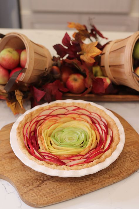 How to make ombre apple pie Lauren Nicholsen, Creative Pies, Pie Crust Edges, Pillsbury Dough, Pies Art, Apple Pie Recipe, Recipe Generator, Pumpkin Spice Season, Apple Pie Recipes