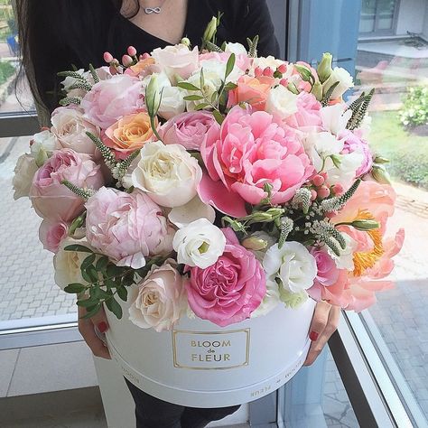 Birthday Flowers Arrangements, Hat Box Flowers, Pink Flower Arrangements, Rosen Box, Gubahan Bunga, Flower Box Gift, Flowers Bouquet Gift, Fresh Flowers Arrangements, Beautiful Bouquet Of Flowers