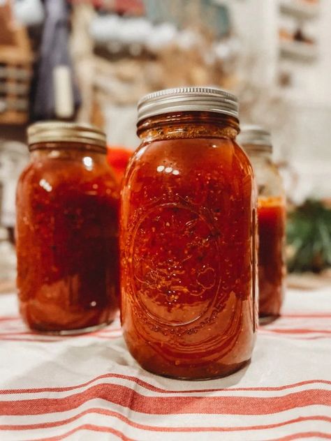 Canning Homemade Marinara Sauce – Two Paws Farmhouse Canned Marinara Sauce, Canning Marinara Sauce, Best Marinara Sauce, Pickled Vegetables Recipe, Homemade Marinara Sauce, Marinara Sauce Homemade, Homemade Marinara, Pizza Recipes Homemade, Juicy Tomatoes