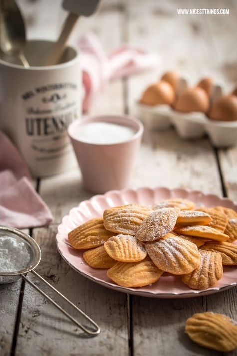 Food Photography Dessert, Pink Plate, Madeleine Recipe, Baking Photography, Moody Food Photography, Food Photography Background, Dark Food Photography, Light Food, Dessert Photography