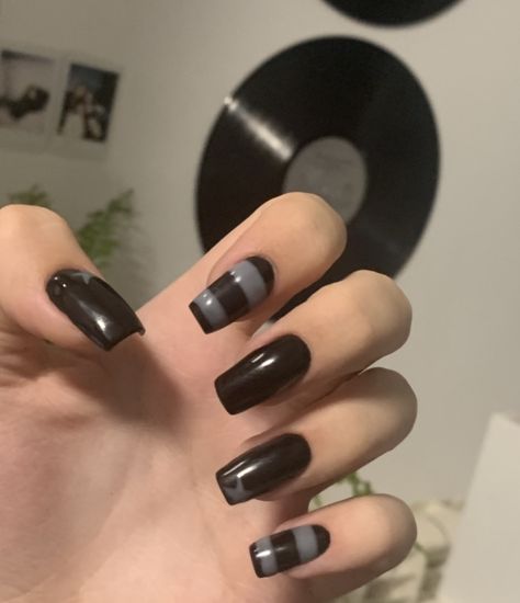 Grey And Black Nail Ideas, Short Square Nails Ideas Simple, Edgy Nails Grunge Short, Nails Black And Gray, Emo Short Nails, Gray And Black Nails, Edgy Nails Grunge, Grey And Black Nails, Black And Gray Nails