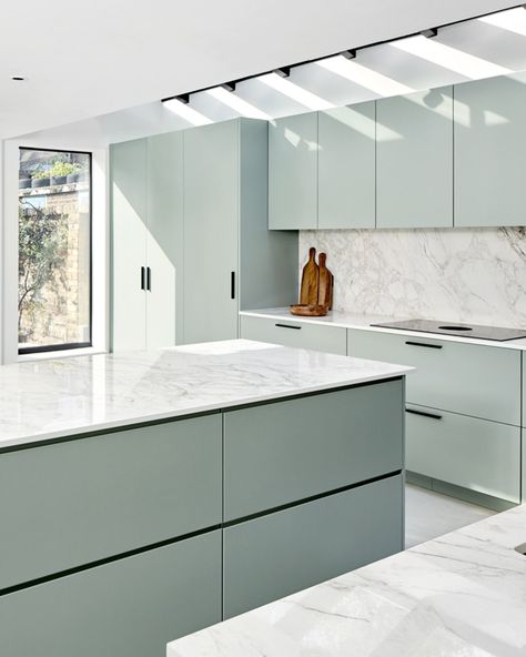 Who says pistachio can’t be the new black? Get inspired and bring this unique shade of green to your kitchen for a look that will have everyone green with envy! #dreamkitchens #kitchendesign #kitcheninspo https://www.solakitchens.com/serene-green/ Green White Kitchen Design, Green Kitchen Black Handles, Pistachio Green Kitchen, Pistachio Kitchen, Dekton Bergen, Green Cupboards, Soft Green Kitchen, Open Kitchen Cabinet, Acrylic Kitchen Cabinets