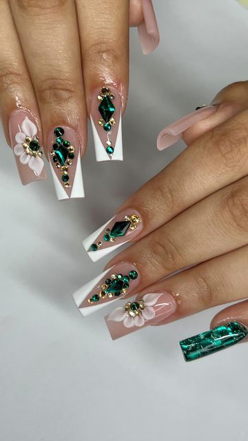 Rine Stone Nails Designs Green, Emerald Green Nails Acrylic Coffin Medium, Emerald Green Glam Nails, Emerald Green Nails For Quinceanera, Emerald Green Gem Nails, Emerald Green Quince Nails Medium, Forest Green Quince Nails, Emerald Green White And Gold Nails, Latina Acrylic Nails With Initial