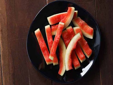 Watermelon rind is nutrient rich with chlorophyll, citrulline, lycopene, amino acids, & flavonoids. Its health benefits include lower blood pressure & aid in weight loss. Watermelon Juice Benefits, Grape Juice Benefits, Can Dogs Eat Watermelon, Watermelon Smoothie Recipes, Grapes Benefits, Smoothie Benefits, Watermelon Health Benefits, Watermelon Benefits, Eating Watermelon