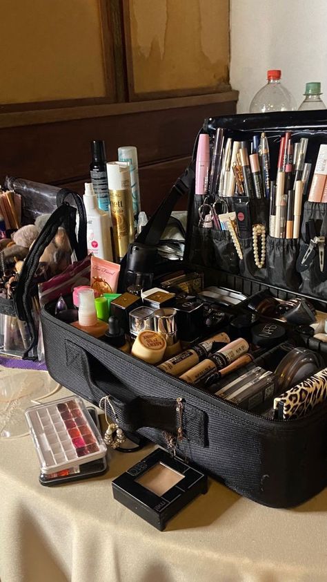 Dollar Store Makeup, Makeup Artist Career, Makeup Artist Bag, Evening Eye Makeup, Makeup Collection Goals, Soft Eye Makeup, Beauty Careers, Alat Makeup, Makeup Artist Kit