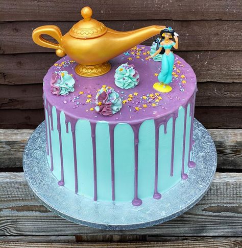 28 Simple Jasmine Cake ideas to inspire your birthday celebrations These trendy Food Recipes ideas would gain you amazing compliments. Check out our gallery for more ideas these are trendy this year. Jasmine Cake Ideas, Jasmine Birthday Cake, Kue Disney, Princess Jasmine Cake, Karate Cake, Jasmine Cake, Princess Jasmine Party, Aladdin Cake, Poker Cake