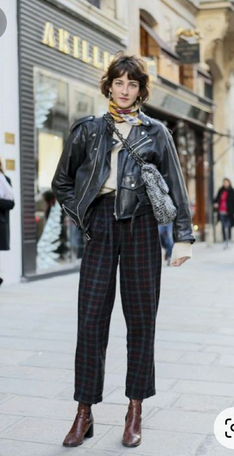 Punk Rock Fall Outfits, Rock Retro Outfit, Edgy Artist Outfit, Elevated Alternative Fashion, Grungy Work Outfits, French Punk Style, Magiccore Outfit, Carrot Trousers Outfit, 90s Fall Fashion Street Style