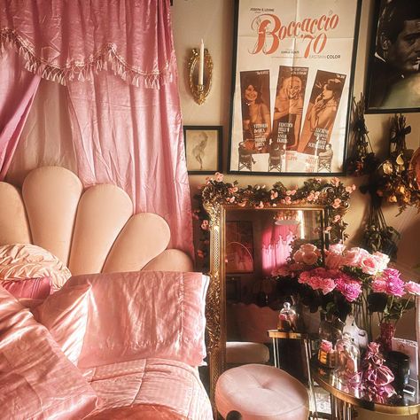 Dreamy Decor (@frostinedream) • Instagram photos and videos When The Sun Hits, Girl Apartment, Dreamy Decor, Girly Room, Dreamy Room, Dream Room Inspiration, Pink Room, Dream House Interior, Apartment Inspiration