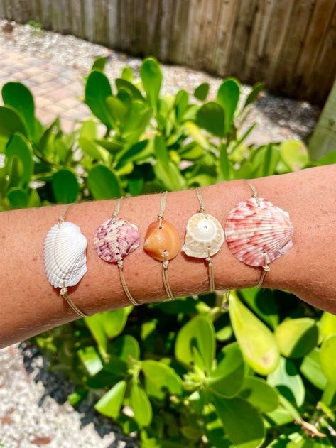 Beach Bracelets Diy, Cute Business Ideas, Summer Jewelry Diy, Seashell Art Diy, Sea Shells Diy, Shell Jewellery, Seashell Bracelet, Shells Diy, Diy Jewelry Display