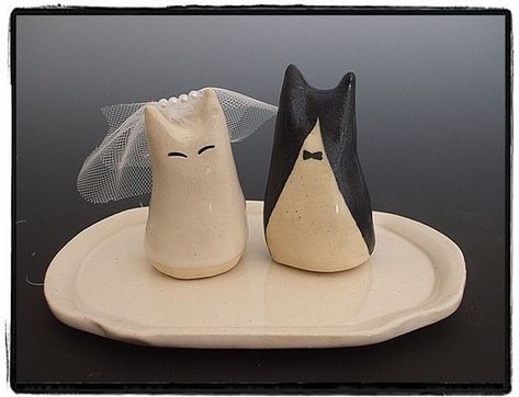 cat cake topper Crazy Cat Lady, Unique Wedding Cake, Salt N Pepa, Salt And Pepper Shakers, Kitchen Stuff, Salt Pepper Shakers, Unique Wedding, Crazy Cats, Decorative Bells