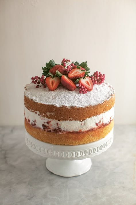 Cake In Air Fryer, Perfect Whipped Cream, Macerated Strawberries, Victoria Sponge Cake, Boston Cream Pie, Sponge Cake Recipes, Victoria Sponge, Cake Box, Round Cake Pans