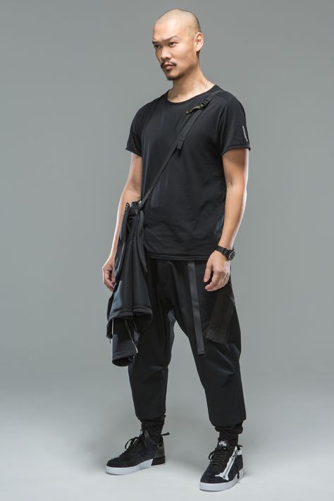 Outfits Design Male, Drapery Clothes, Techwear Summer, Acronym Clothing, Tech Ninja, Mens Ready To Wear, Practice Poses, Tactical Fashion, Urban Samurai