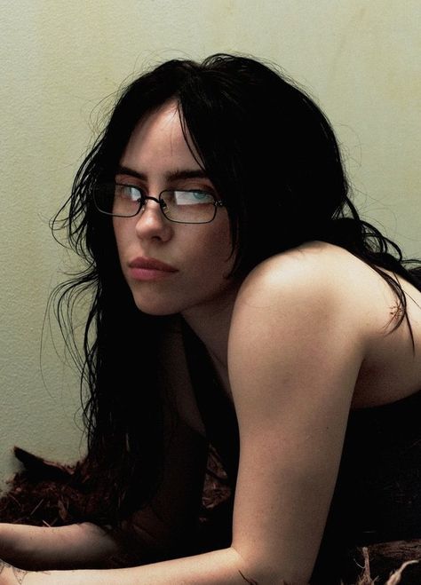 Famous Singers Woman, Billie Eilish Style Aesthetic, Billie Eilish Close Up, Billie Eilish Long Hair, Billie Eilish Front Profile, Billie Eilish Vogue 2024, Billie Eilish Hair 2024, Billie Eilish With Glasses, Bille Ellish Pics