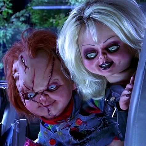 “Bride of Chucky,” written by Don Mancini and directed by Ronny Yu, was released 25 years ago in 1998 🎬 #BrideofChucky #90sHorror Glitch Movie, Chucky Tv Series, Chucky And His Bride, Seed Of Chucky, Tiffany Bride Of Chucky, Tiffany Bride, Chucky Series, Music Grunge, Chucky Movies