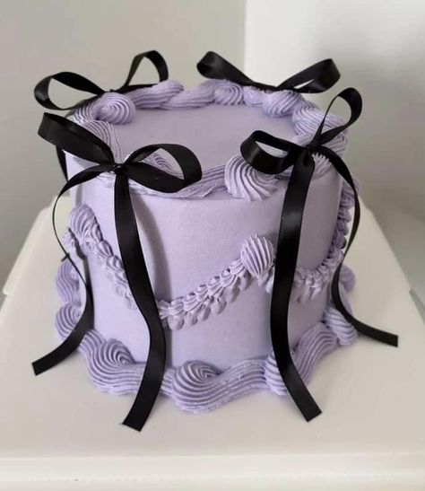 Black And Purple Vintage Cake, Purple And Black 21st Birthday, Black And Purple Heart Cake, Pink And Black Cake Ideas Birthday, Purple Croquette, 21st Birthday Ideas Purple, Purple And Black Birthday Decorations, Black And Purple Birthday Cake, Purple Birthday Cake Aesthetic