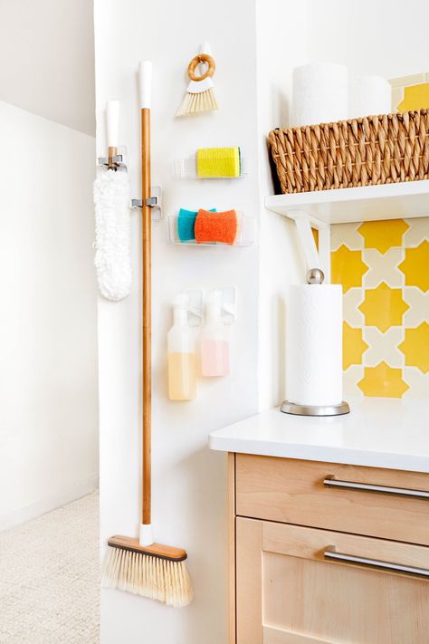 These organization projects will help you figure out kitchen storage solutions for the sponge, broom, cleaner, and more. #sponsored #CommandBrand Coat Closet Organization, Cottage Kitchen Design, Utility Closet, Interior Simple, Organized Kitchen, Kitchen Organization Diy, Apartment Organization, Tiny Apartment, Home Organization Hacks