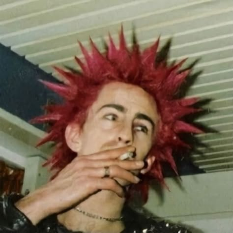 Vyvyan Basterd, Punk Spikes Hair, 80s Punk Hair, Punk London, Liberty Spikes, Punk Guys, Spikey Hair, 2000s Hairstyles, Punk Rock Hair