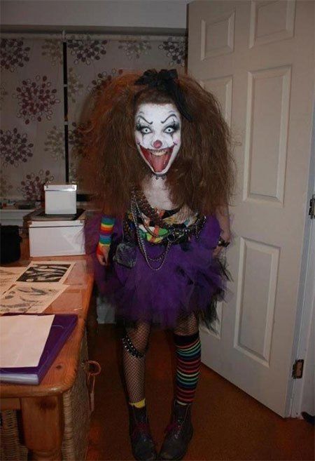 25 Insanely Creative Halloween Costumes Inspired By Your Favorite Things » EcstasyCoffee Halloween Costumes Women Scary, Scary Clown Costume, Diy Fantasia, Halloween Costumes Women Creative, Costumes Scary, Scary Halloween Decorations Outdoor, Creepy Halloween Costumes, Uhyggelig Halloween, Clown Halloween