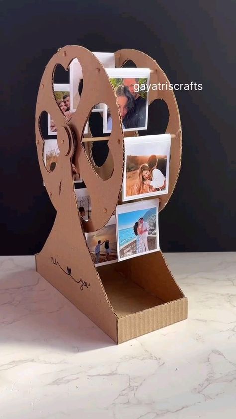 #Dicas Good Ideas For Birthday Gifts, Cardboard Ferris Wheel Diy, Photo Wheel Diy, Cute Gifts For Her Diy, Photo Ferris Wheel Diy, How To Make Things Out Of Cardboard, Art And Craft With Cardboard, Cute Crafts With Cardboard, Crafts To Make With Cardboard